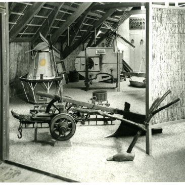 Foto van de tentoonstelling 'het oude zuivelbedrijf' in 1925