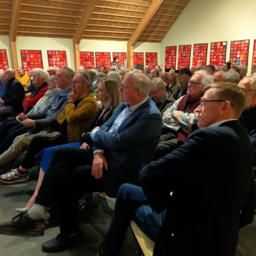Volle zaal tijdens de opening van de vlasexpositie