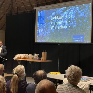 Mede-auteur van het boek 'Fries Vlas' Henk Dijkstra spreekt de zaal toe tijdens de opening van de vlasexpositie