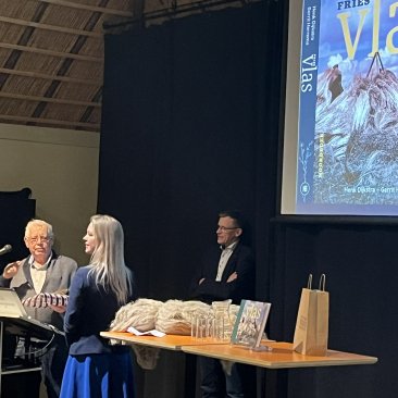 Fries Gedeputeerde van landbouw Femke Wiersma met Gerrit Herrema en Henk Dijkstra, auteurs van het boek 'Fries Vlas'