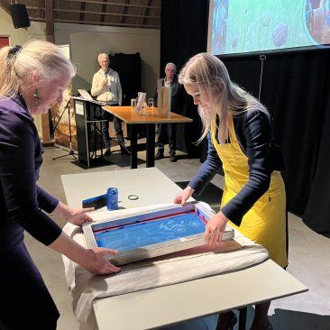 Openingshandeling zeefdruk op linnen theedoek door Femke Wiersma, begeleid door Nynke Runia