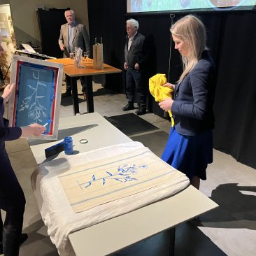 Openingshandeling zeefdruk op linnen theedoek door Femke Wiersma, begeleid door Nynke Runia