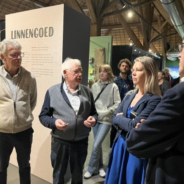 Henk van der Zwaag, Gerrit Herrema, Femke Wiersma en Henk Dijkstra in de vlasexpositie