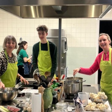 Personen in de keuken tijdens de kookworkshop bij Mama Mascha ~mei Nynke