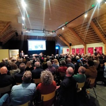 Volle zaal tijdens de opening van de vlasexpositie
