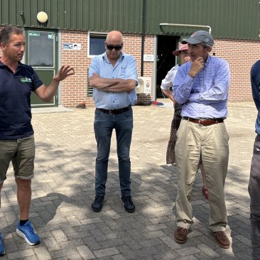 Ids van der Ploeg met deelnemers van excursie bij proefbedrijf melkveehouderij Veen Innovatiepolder Hegewarren