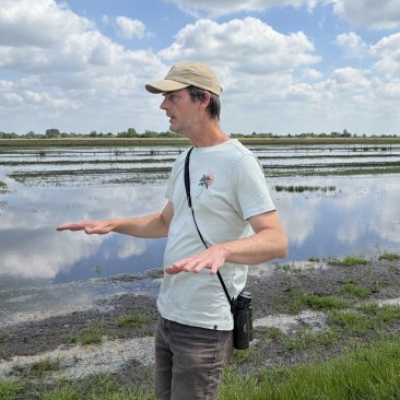 Jasper van Belle aan de rand van het lisdoddeperceel tijdens de excursie naar Veen Innovatiepolder Hegewarren