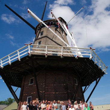 Groep vrijwilligers voor de molen bij HZPC