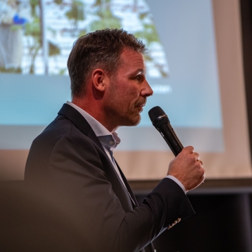 Directeur Peter Wester doet een woordje voor het debat begint