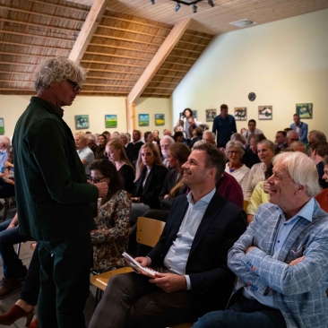 Volle zaal met op de voorgrond v.l.n.r. Kadir van Lohuizen, Peter Wester en Jaap Seidell
