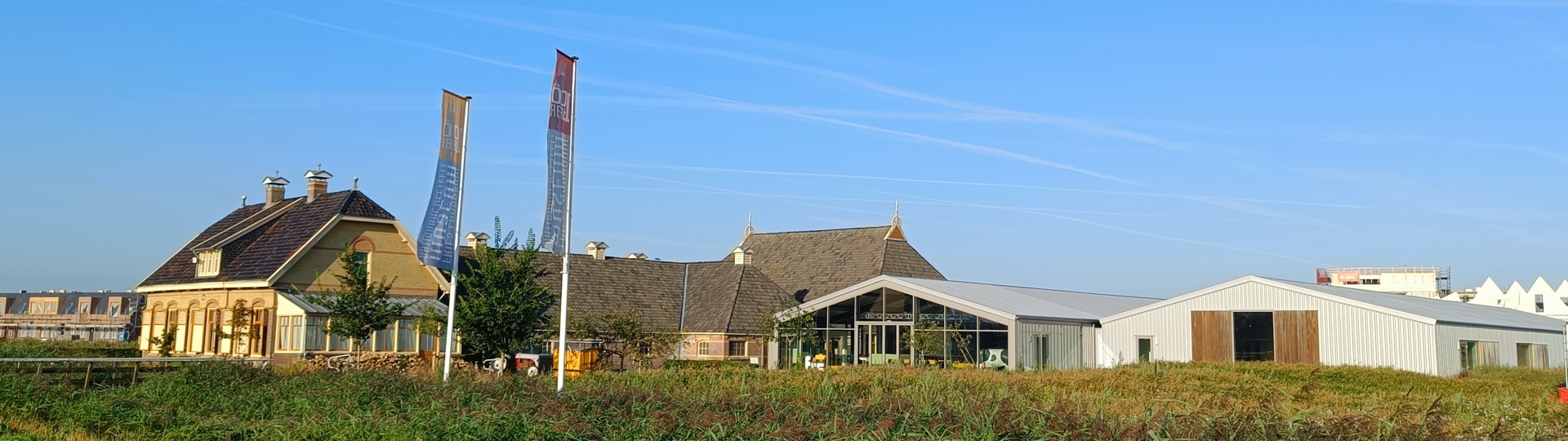 Fries Landbouwmuseum met nieuwbouw woningen op de achtergrond in de nieuwe wijk Middelsee