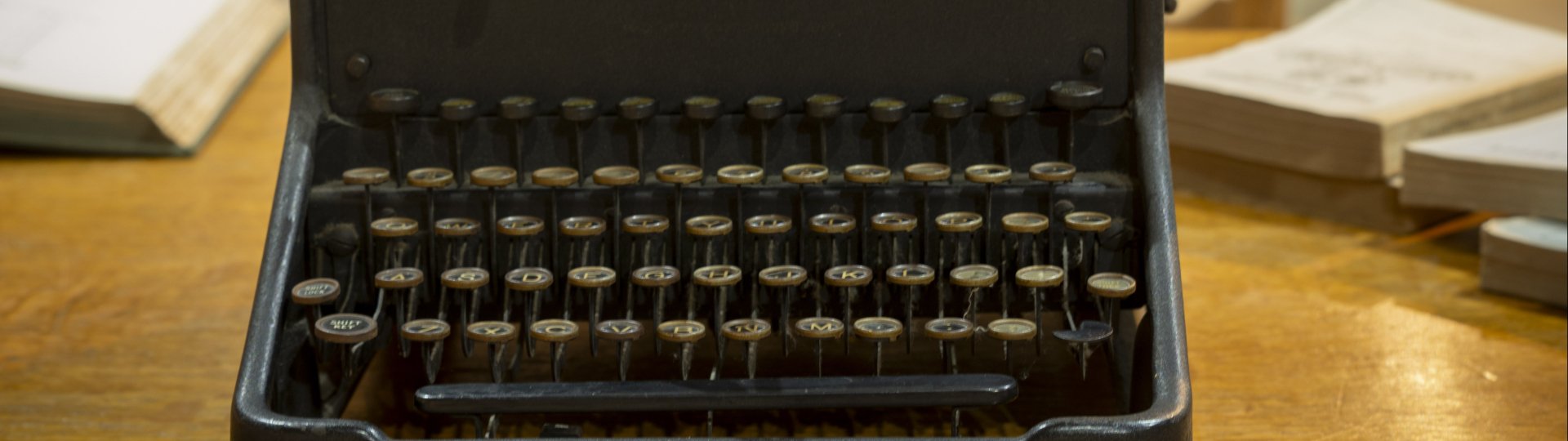 Foto van een ouderwetse typemachine in de tijdelijke expositie van Johannes Elsinga