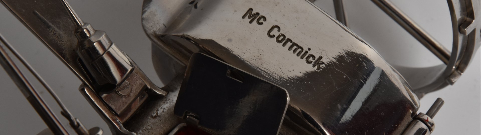 Close up foto van de door Meis Bekkema gemaakte model van een McCormick maaimachine