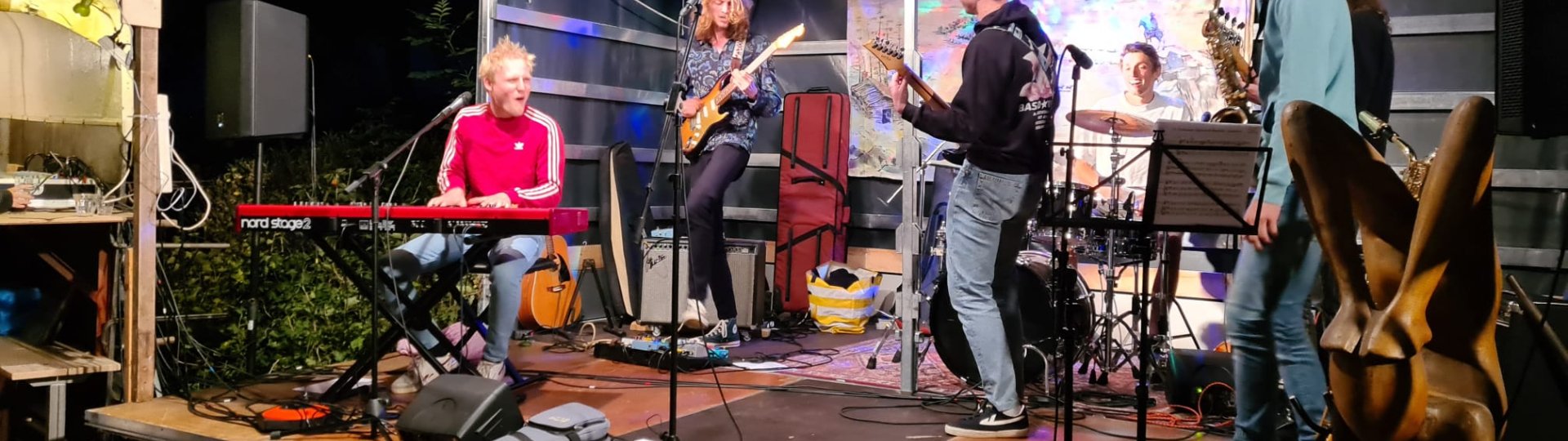 Band Jammer op een podium