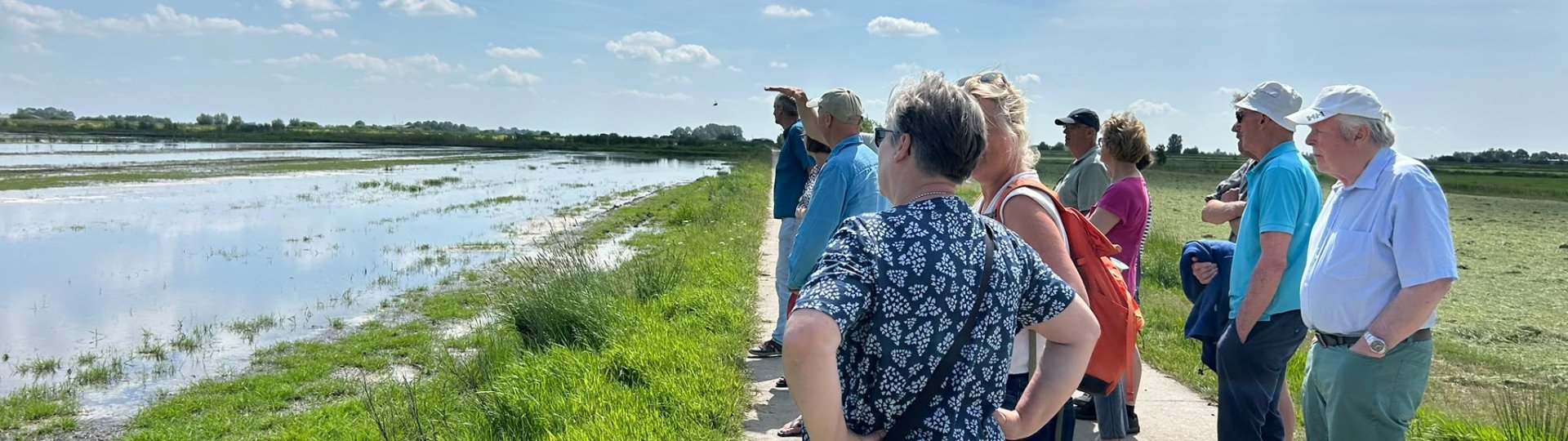 Deelnemers van de excursie naar Veen Innovatiepolder Hegewarren aan de rand van het lisdoddeperceel