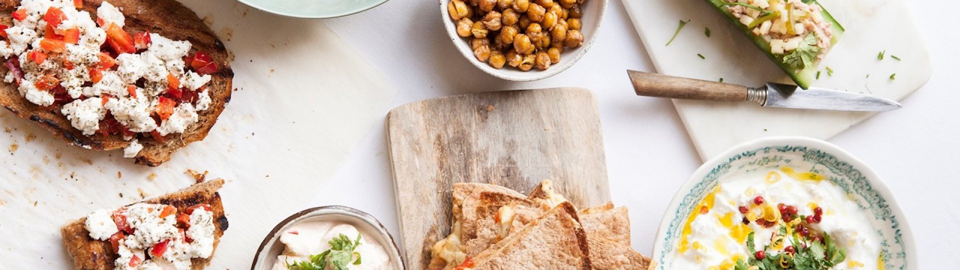 Diverse gerechten in schalen op een tafel