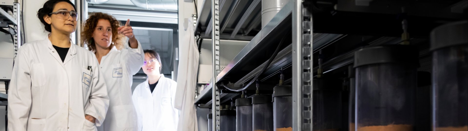 Drie laboranten