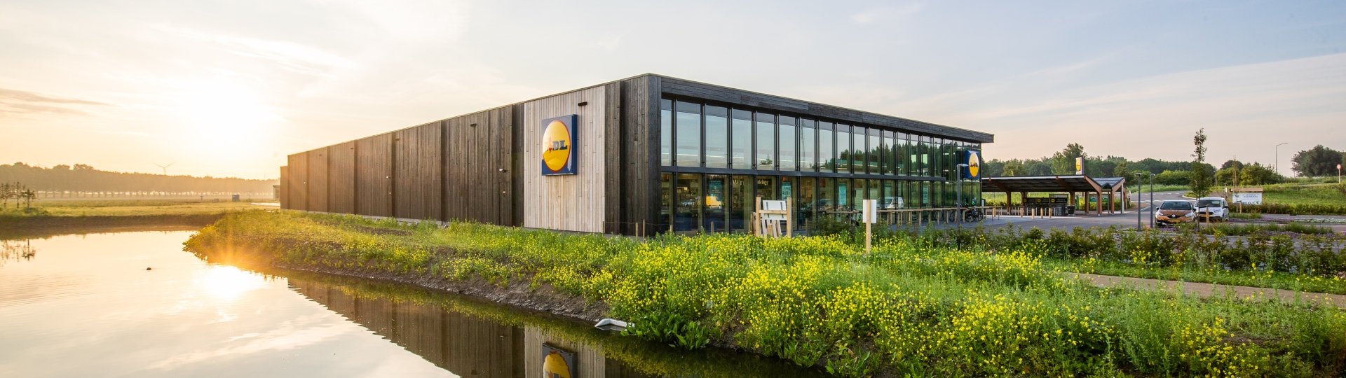 Winkel van Lidl aan een vaart
