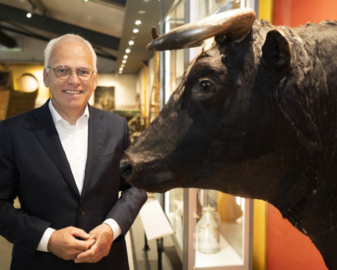 Minister Adema bij stier Adema 197