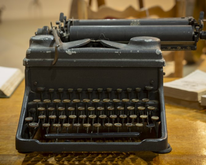 Foto van een ouderwetse typemachine in de tijdelijke expositie van Johannes Elsinga
