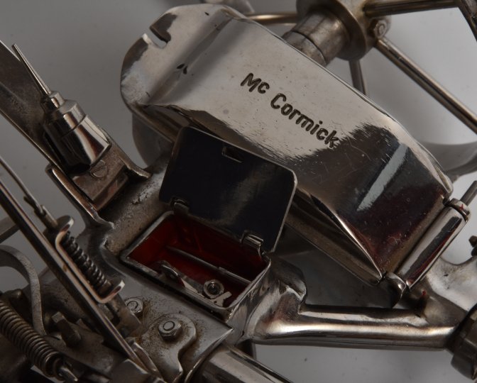 Close up foto van de door Meis Bekkema gemaakte model van een McCormick maaimachine
