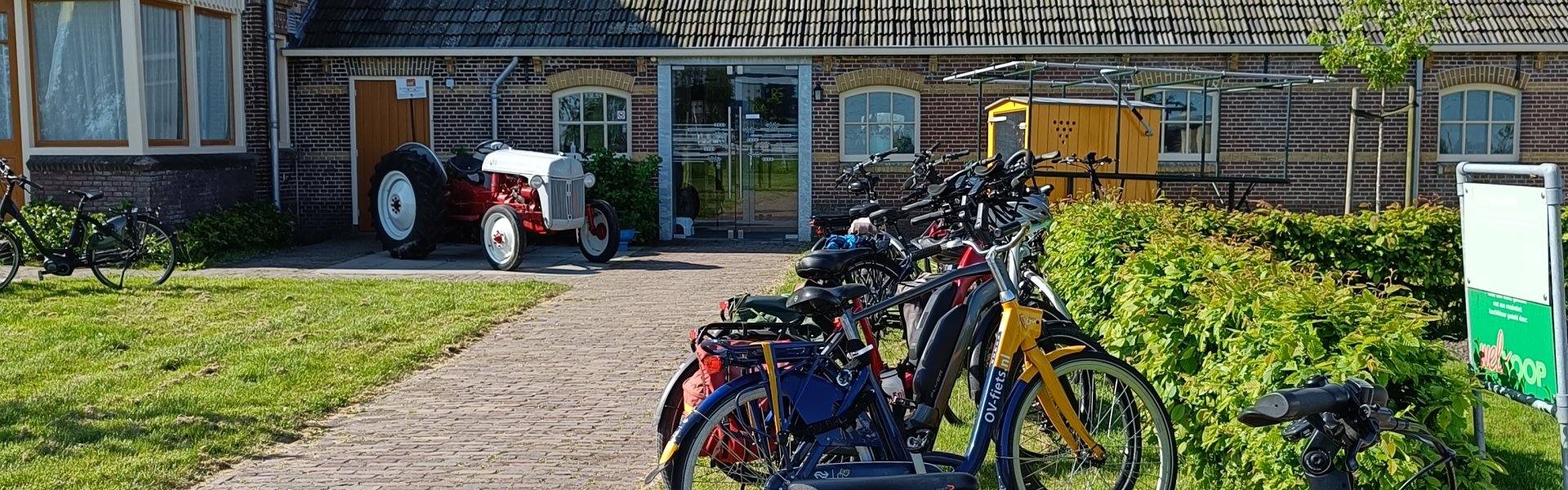 Fietsen voor de entree van het museum