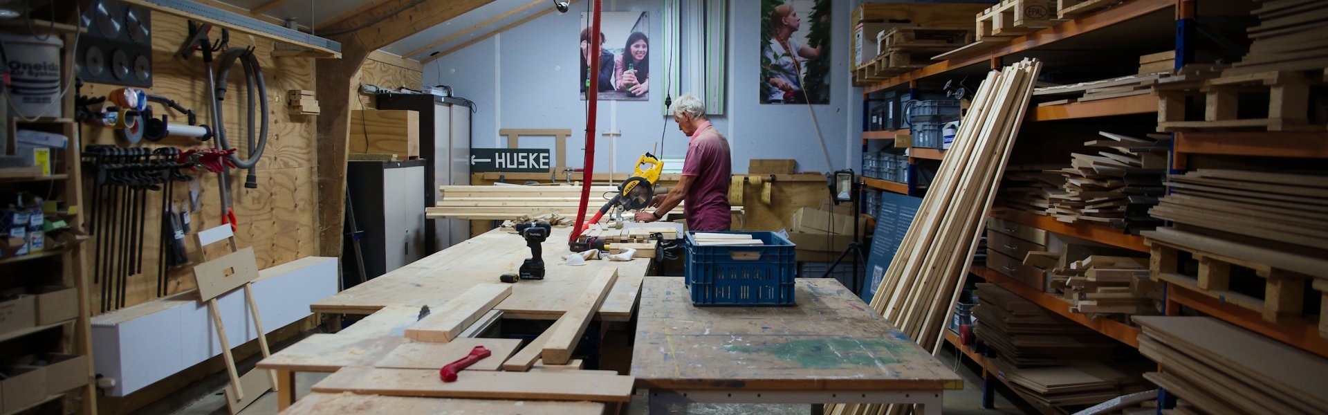 Vrijwillig medewerker aan het werk in de werkplaats